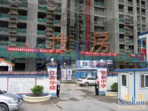 房子户型南北通透,精装修,满五年唯一,诚心出售