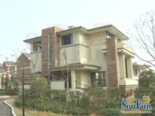 独栋别墅,豪 华装修,院子有几亩地