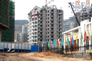 高楼层采光好,没有遮挡视野开阔,阁楼利用率高