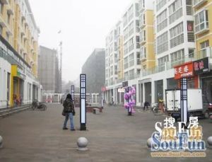 2010年小区,地铁口大三室。拎包入住