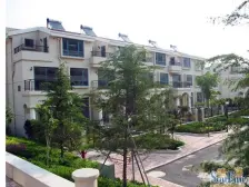 红旗路上 联排别墅 地上三层 地下一层+60平车库+南院