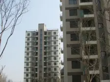 这套房子是西山湖公园双南,两室小户型电梯精装修