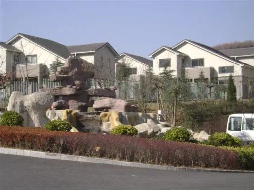樱花别墅4室2厅3卫南北朝向9000.00元/月出租
