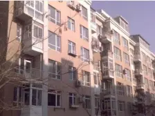 小区里的新楼,纯清水随意装修,中间层