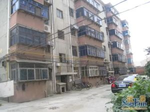 南关街 菜场街17号 西侧熊儿河,南侧公园