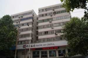 武汉路 范特区旁 不是顶楼 大三室双卫 均价4千多