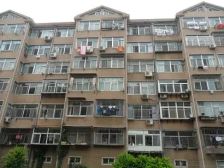 房子不错,南北通透,采光很好,房主把房子收拾干净了