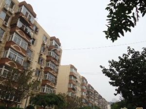 龙泉片内,龙泽路边,钢丰楼电梯房两室,66平44万