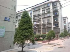 房子采光好,清水房,适合想自己装修的年轻客户。