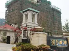 此房子精装修, 户型很方正, 南向采光面很宽