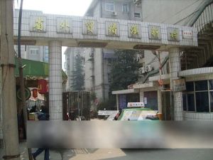 一楼带院子门口可停车看房方便店长推荐好房价格可谈