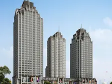 楼下地铁3/ 5号地铁口,交通方便