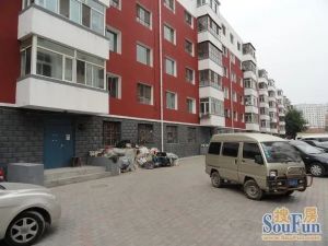 关小二楼 南北通透 小区停车方便 步行三分到校