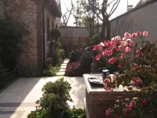 客厅带阳台朝东,适合首套房或小家庭居住,品质小区!