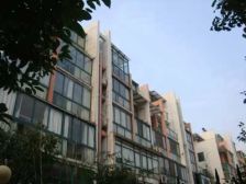 该房三房朝南,客厅朝南,采光充足。