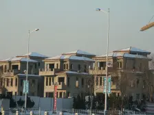 联排别墅,带车库,带车位。毛坯地上三层