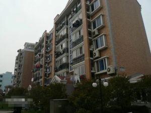 万达商圈地铁口新苑小区交通方便,可贷款