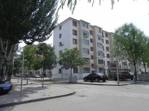 公 园 旁 小 区 安 静 环 境 好