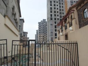半岛蓝湾毛坯套三多层出售中,采光不错