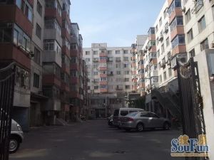 户型方正,价格低,公摊小,适合居住。采光好