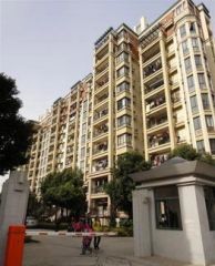 万达商圈 绿地乌兰校区片内 步梯4楼 小区停车方便