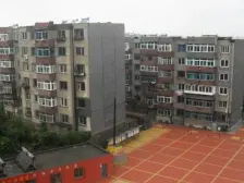 房子位置好,出门就是松江路地铁站。