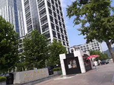 西向看会展小广场 带阳台 室内采光充足