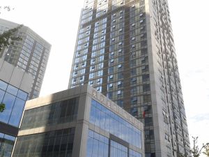 星海广场精装独立一室一厅下楼就是星海广场