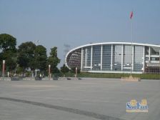 政府广场旁边,朝南向,电梯中间楼层,装修95成新