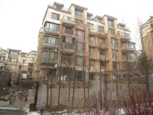 小区中间位置 诚心出售 户型好两个立窗 出门双语