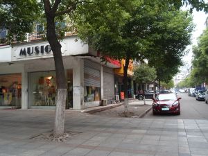 开元路旁地铁口旁物业居家大四房,带车位
