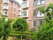 小区环境优雅,地理位置好,近地铁,屋内精装保持好