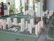 南环公园对 面地铁口,通透大三房,双阳台,好楼层