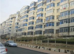装修才三年,南向方正户型,南边8平多余面积