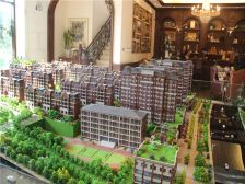 上下两层都在地上,楼上有露台,楼下200多不计面积