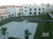 此房南北通透户型方正落地阳台。