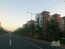 此房南北通透户型方正落地阳台。