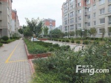 小区干净整洁,房子是4楼,交通生活都方便。