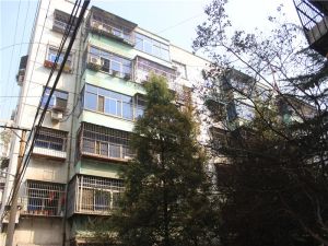房子三室一厅,楼层好,户型方正,采光好,配套设施齐