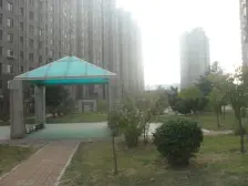 小区西门出去800米左右到五一广场 两室精装一楼