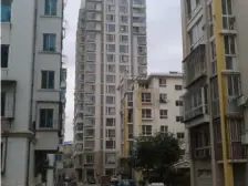 仓上一楼,适合居住,前面就是康居夜市