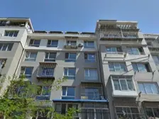 房子是顶楼 四室 简单装修,采光好,全天朝阳