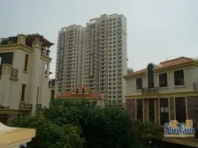 业主诚心出售,带一个有50多平的花园私用的,5改4房的