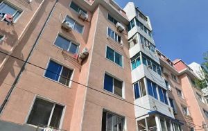 位置市委北门,近三八39,南北通透两室一厅,采光好。