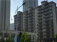 上跃房子使用空间大,小区环境好。