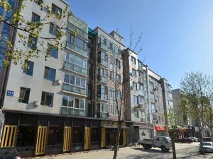 有25平车库,海军广场市委旁,多层洋房带电梯,采光好