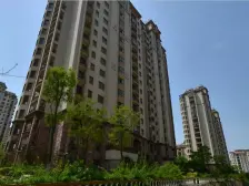 小区门口 婚房装修 保持良好 拎包入住 家电齐全