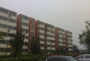 此房房本五年外 南北通风 精装三楼 免费停车 北郊公园