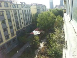 小区特点是无闹市商铺街,安静适于学习的环境!
