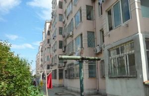 马栏广场南侧,田字格三室,2楼,南北通透,近地铁